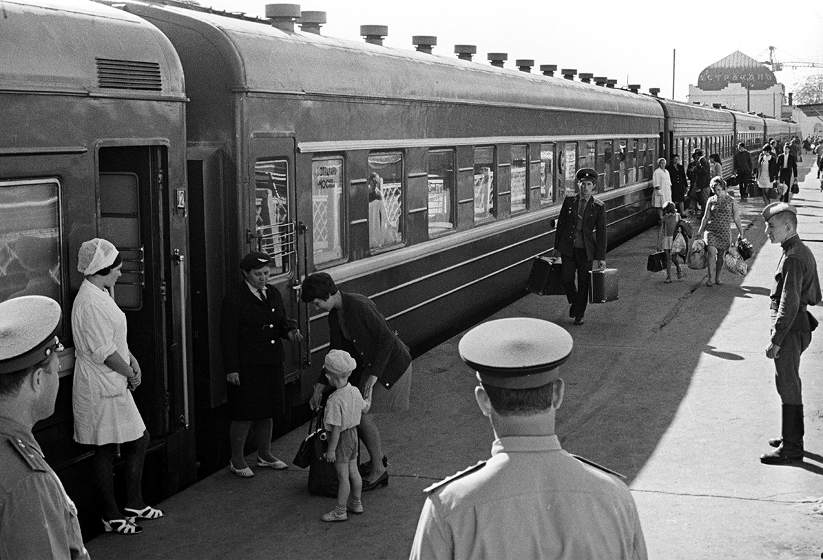 Borba protiv epidemije kolere u Astrahanu. Slanje pacijenata iz grada pod nadzorom liječnika. Fotografija je objavljena u časopisu Sovjetski Savez br. 13, 1970. 