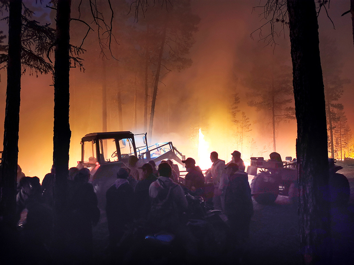 Volontaires luttant contre le feu en Iakoutie