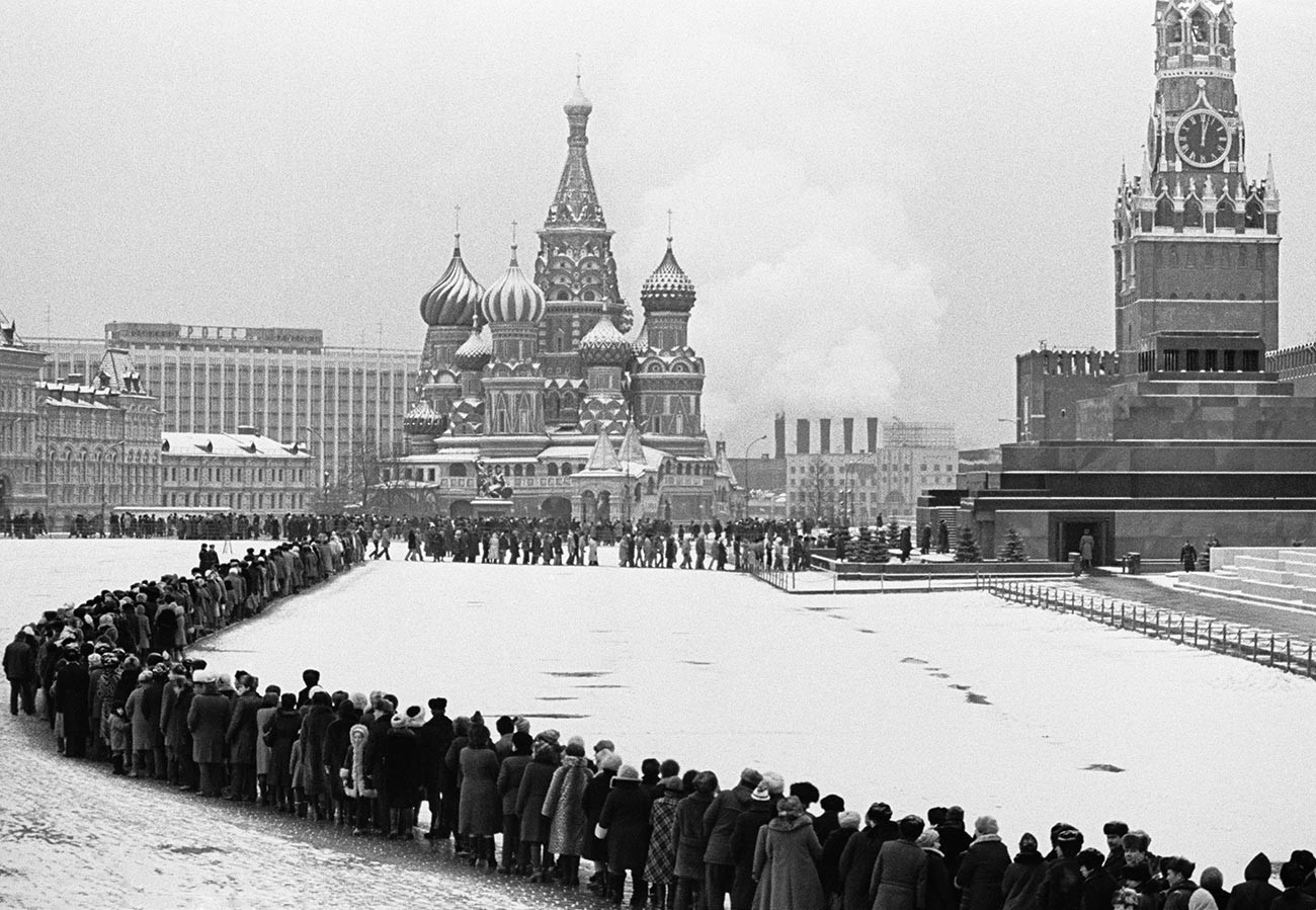 Persone in fila davanti in Piazza Rossa a Mosca