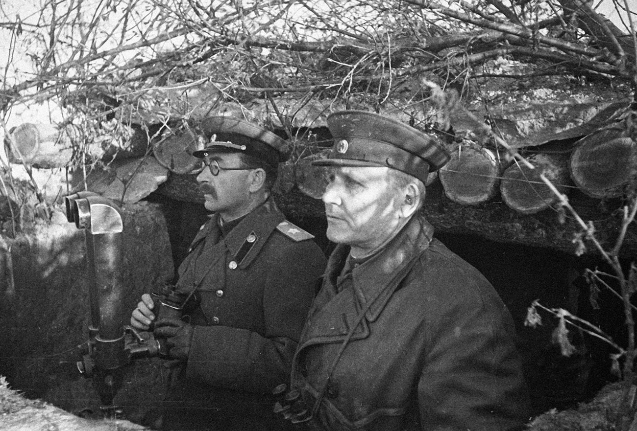 Zapovjednik 2. ukrajinskog fronta maršal Sovjetskog Saveza Ivan Stepanovič Konjev (desno) i zapovjednik 5. garde tenkovske vojske maršal oklopnih trupa Pavel Aleksejevič Rotmistrov na opažačkom mjestu tijekom Velikog domovinskog rata. 