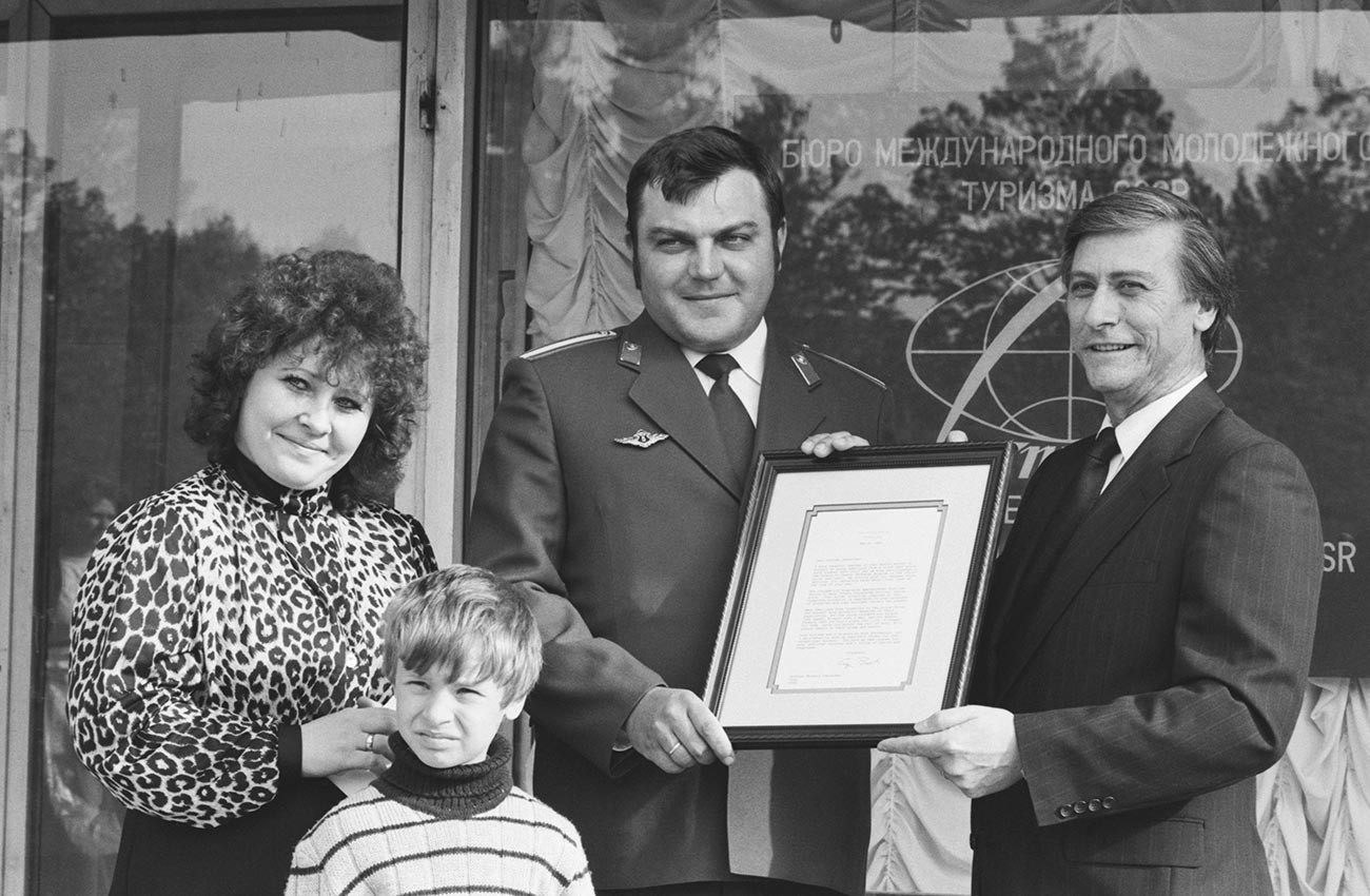 Старшина от милицията Михаил Панкрушев със съпругата и сина му с приветственото писмо и подаръка от президента на САЩ Джордж Буш