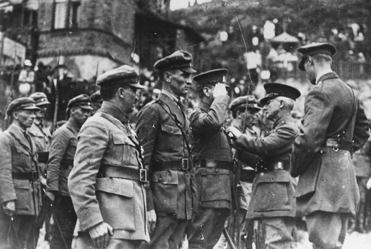 Englischer General vergibt Orden tschechoslowakischer Offiziere.