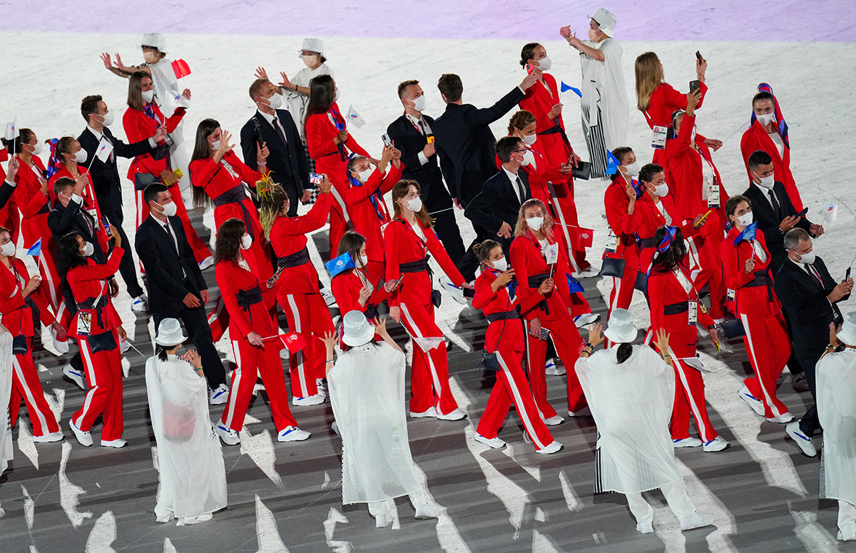 Athleten des russischen Olympischen Komitees marschieren während der Eröffnungszeremonie der Olympischen Spiele 2020 in Tokio.