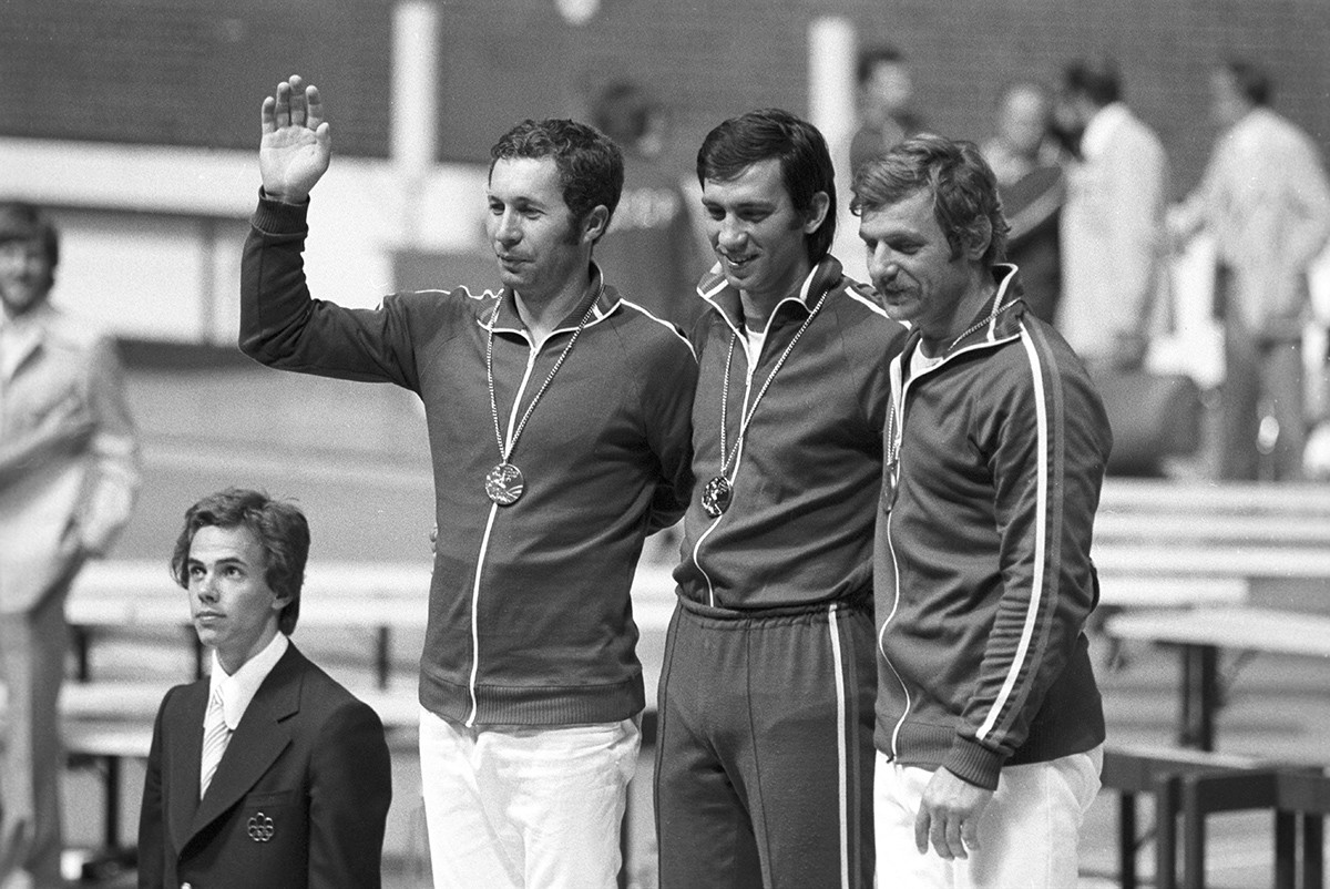 Die Olympischen Sommerspiele 1976 in Montreal. Olympiasieger im Säbelfechten aus der Sowjetunion, von links: Silbermedaillengewinner Wladimir Naslimow, Goldmedaillengewinner Wiktor Krowopuskow und Bronzemedaillengewinner Wiktor Sidjak.