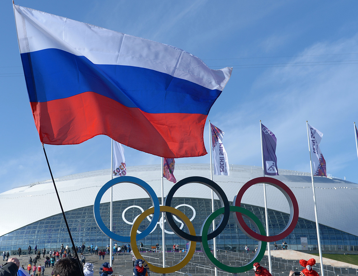 Torcedores com bandeiras russas no Parque Olímpico durante os Jogos Olímpicos de Inverno de 2014 em Sochi