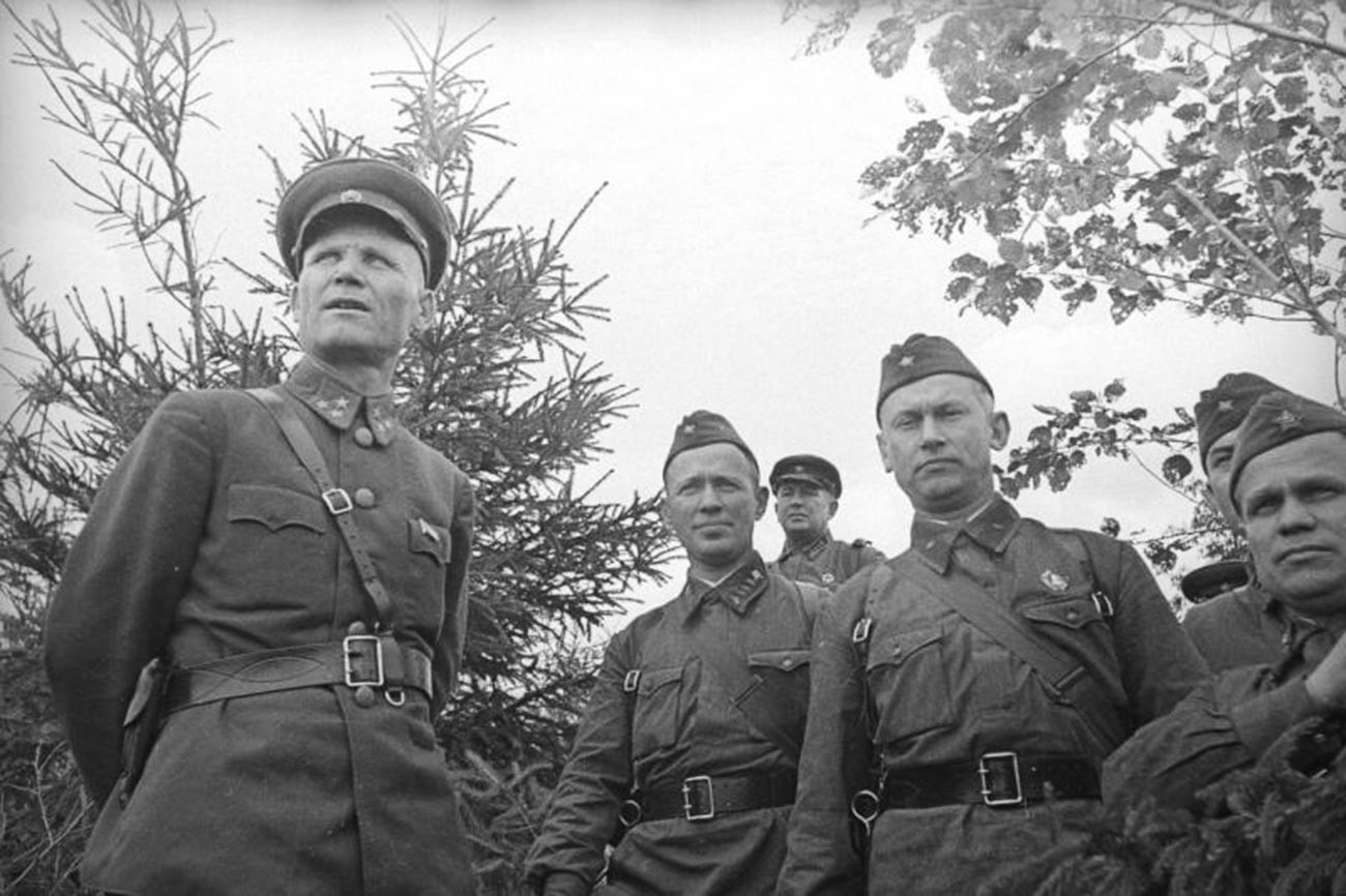 A sinistra, il comandante della 19° Armata, il tenente generale Ivan Konev, insieme agli scrittori Aleksandr Fadeev e Mikhail Sholokhov
