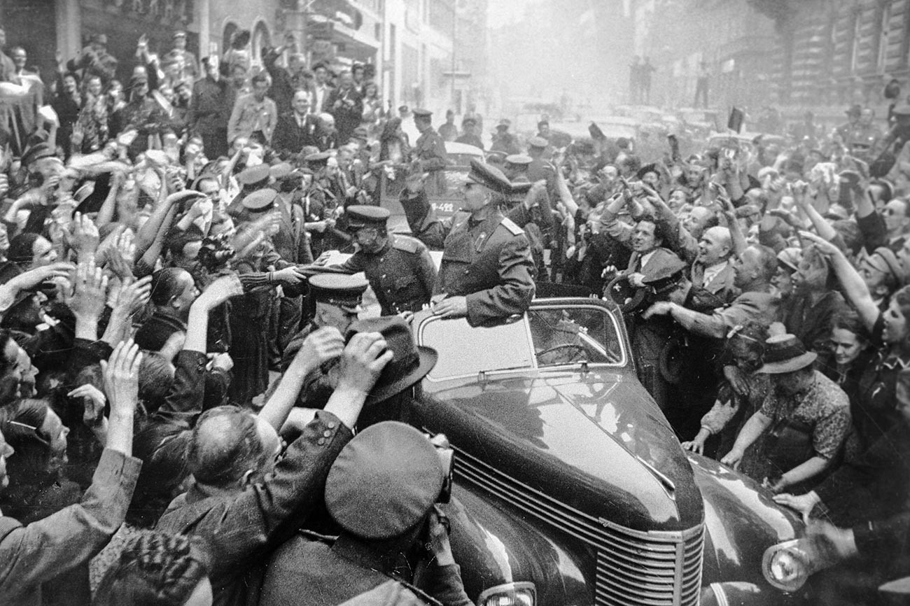 Des habitants de Prague saluent les soldats libérateurs, dirigés par le maréchal Ivan Konev