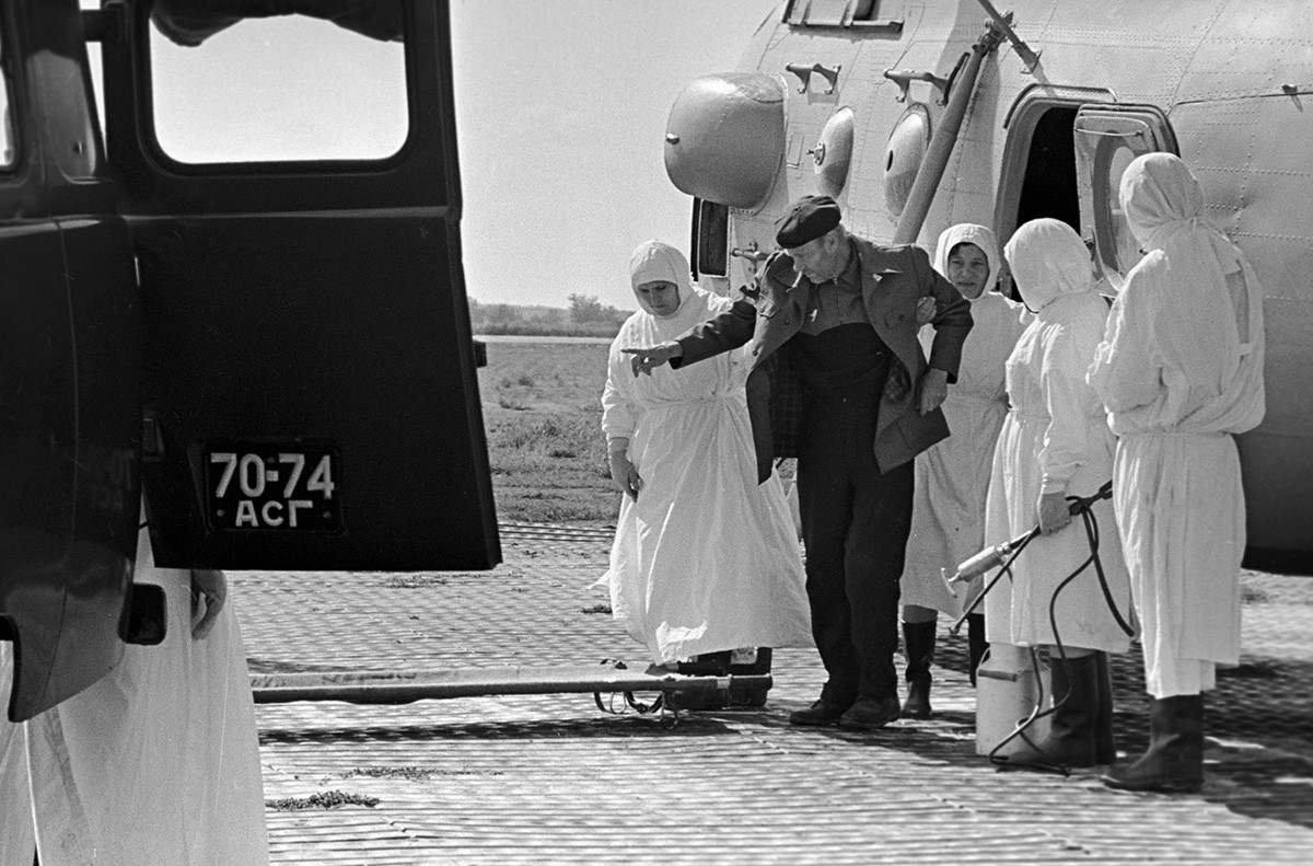 Proses pengiriman pasien kolera ke rumah sakit penyakit menular di Astrakhan, 1970.
