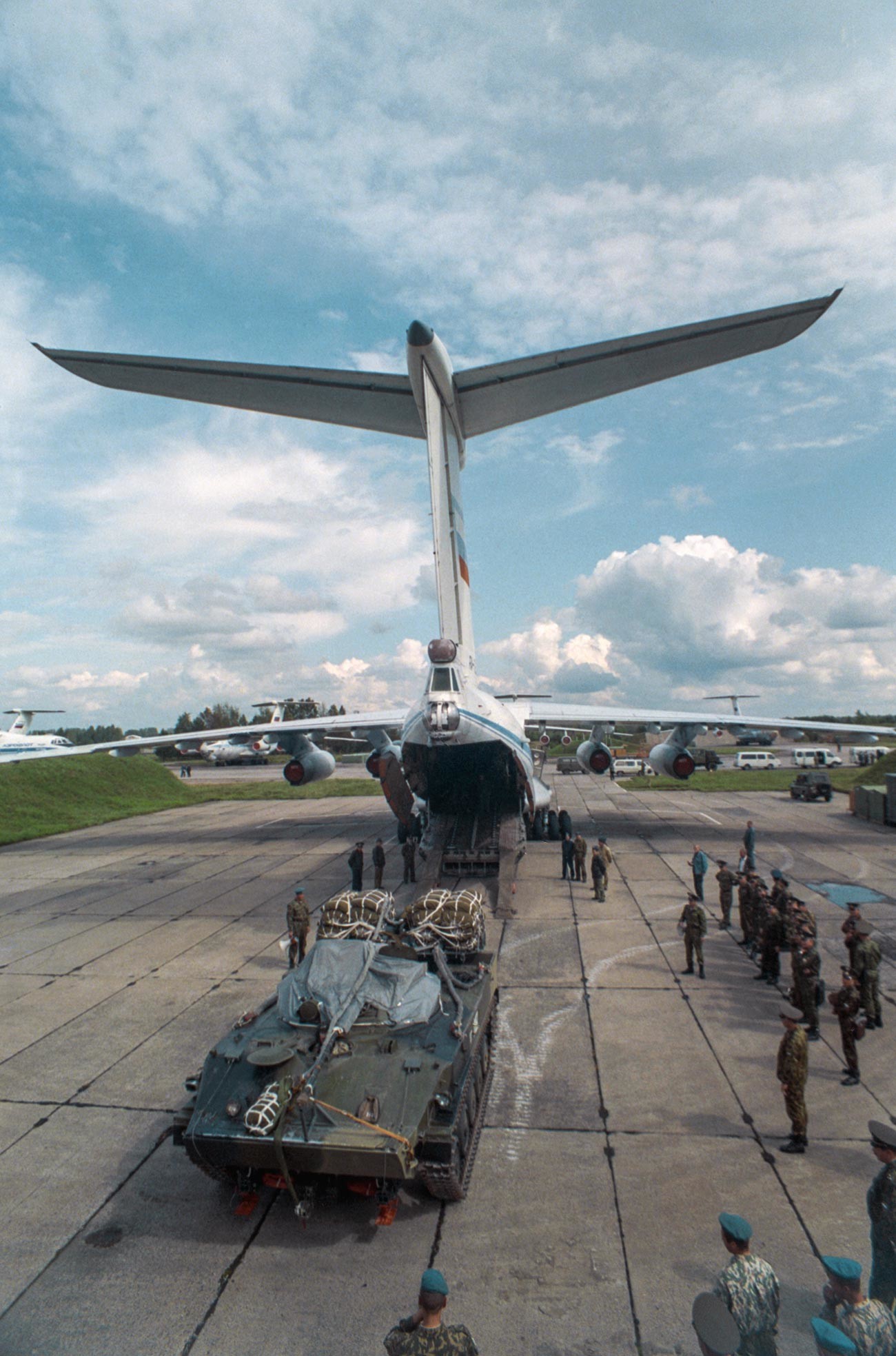 Natovarjanje oklepnikov BMD na transportno letalo Il-76. Pskovska regija, 24. avgusta 1998