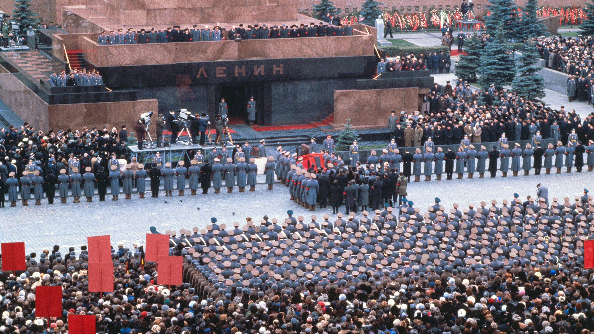 I leader del Partito Comunista portano il feretro di Leonid Brezhnev, ex leader del Partito Comunista, davanti al mausoleo di Lenin in Piazza Rossa durante il corteo funebre