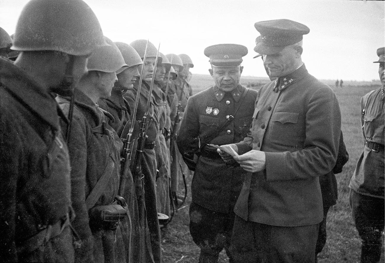 Frontkommandant Generaloberst Iwan Konew (v.r) und der Kommandant der 31. Kalinin-Front.