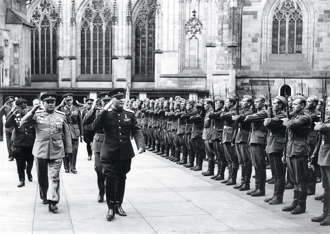 Marschall der Sowjetunion I.S. Konew und General der Armee A.I. Eremenko bei der Verleihung des tschechoslowakischen Ordens vom Weißen Löwen. Soldaten der tschechoslowakischen Armee auf der Ehrenwache.
