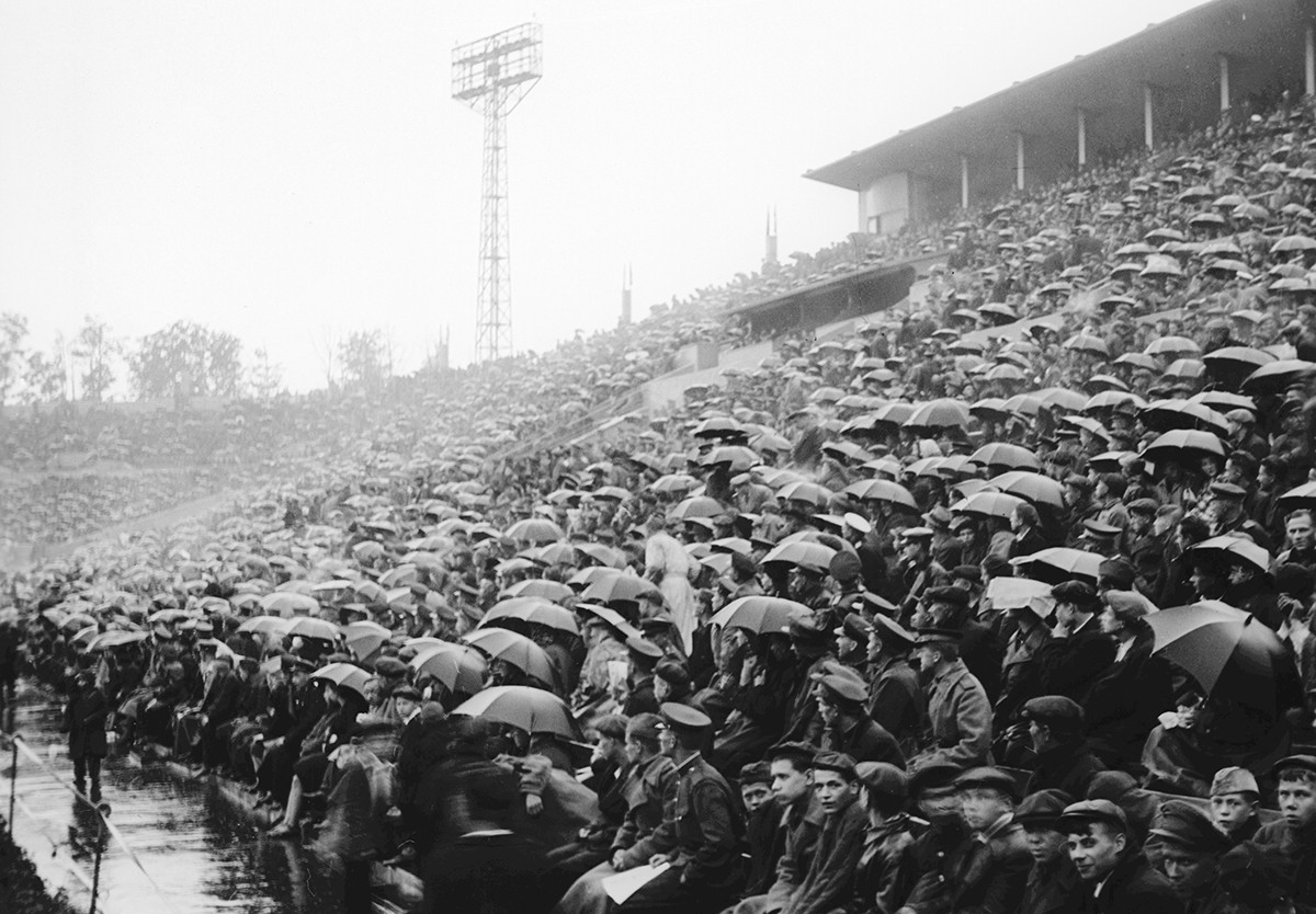 Penonton memadati Stadion Dynamo, 1937.