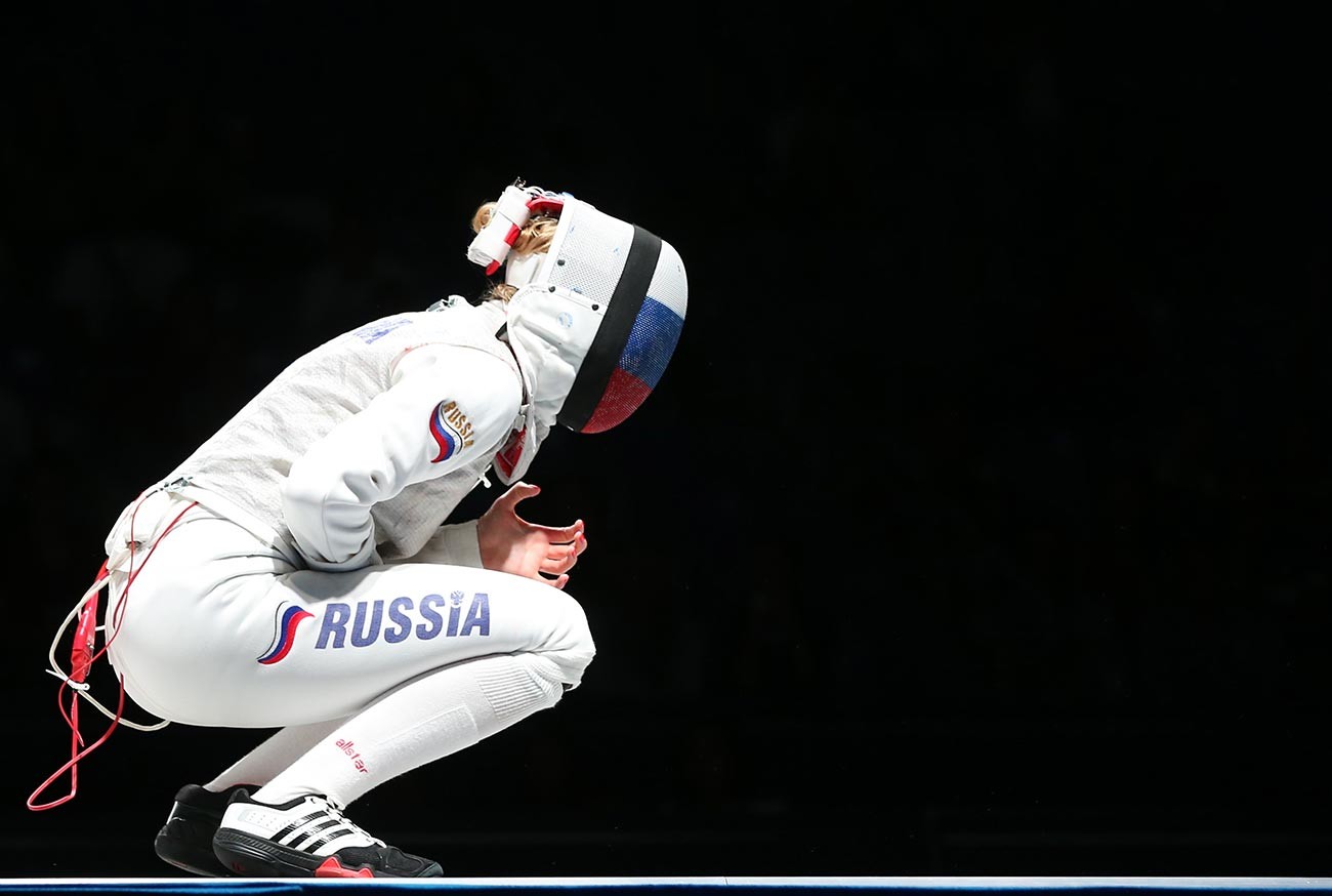 Руската спортистка Инна Дериглазова по време на двубой с италианската спортистка Ариана Ериго на световното първенство по фехтовка през 2015 г. в спортния комплекс 