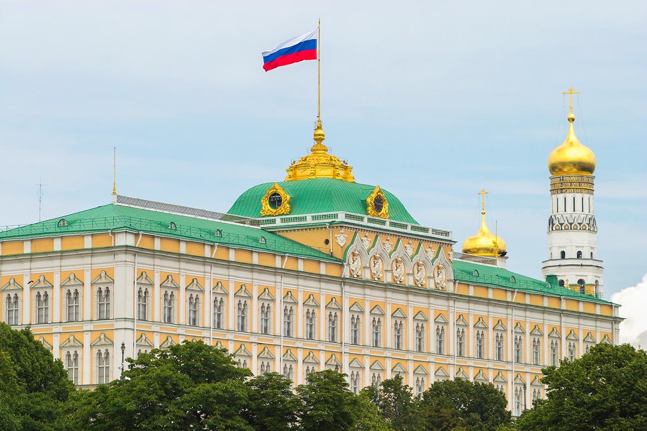 La bandiera russa sopra il Cremlino