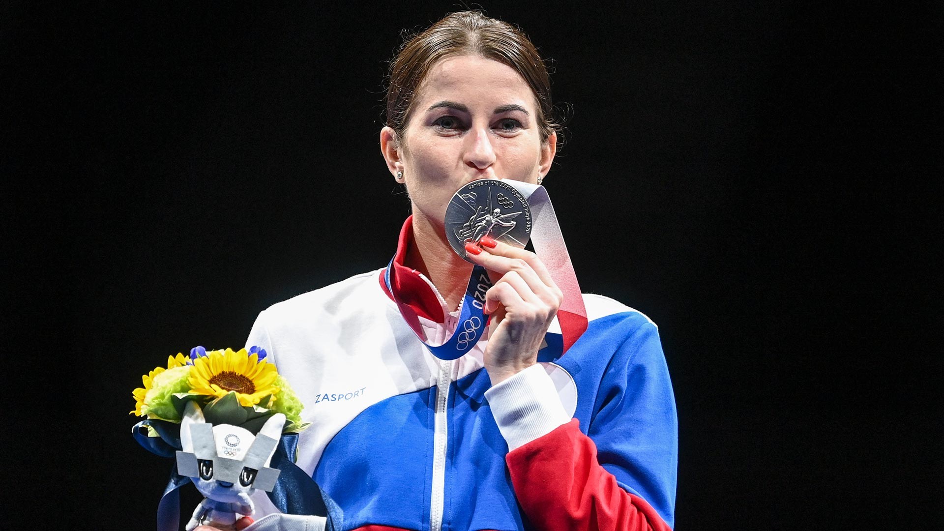 Российская спортсменка, член сборной России (команда ОКР) Инна Дериглазова, завоевавшая серебряную медаль в соревнованиях по фехтованию на рапирах среди женщин на XXXII летних Олимпийских играх в Токио