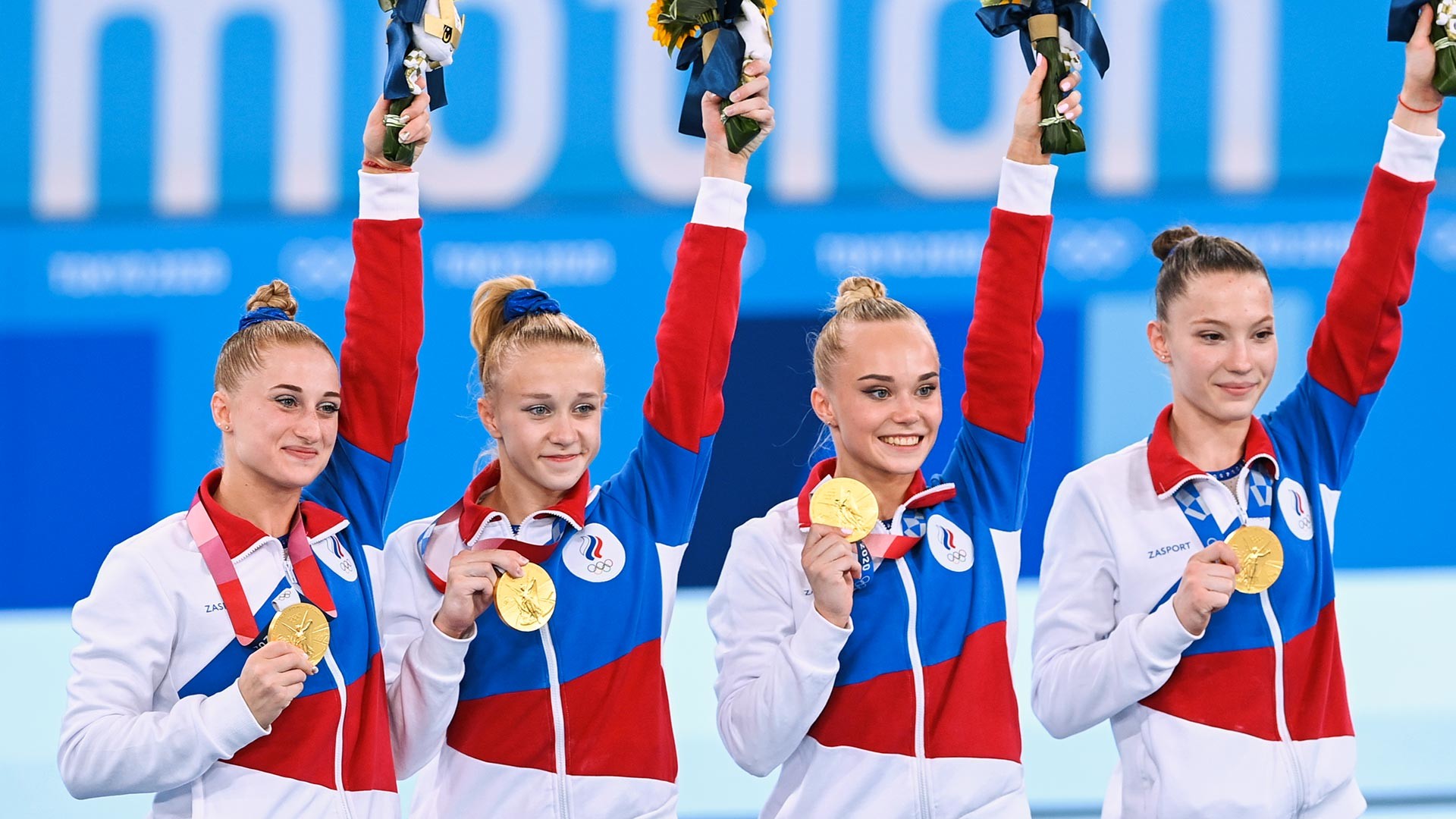 Sur la photo de gauche à droite: les médaillées d'or de la compétition finale par équipes féminines de gymnastique artistique aux Jeux olympiques de Tokyo 2020 Liliia Akhaimova, Viktoriia Listunova, Angelina Melnikova et Vladislava Urazova