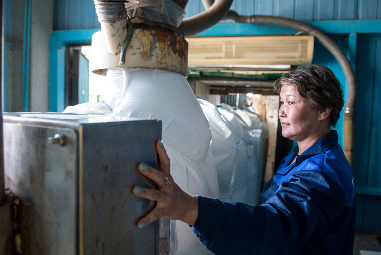 Le lac est la plus grande source de sel de Russie, d'où sont extraits 80% de toute la production du pays. Pour transporter cette denrée, a été construite une voie ferrée qui relie le Baskountchak à la Volga.