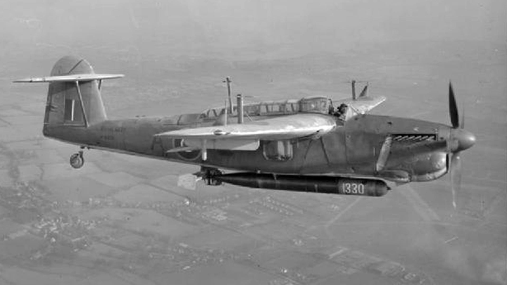 Pesawat pengebom tukik dan torpedo Fairey Barracuda.