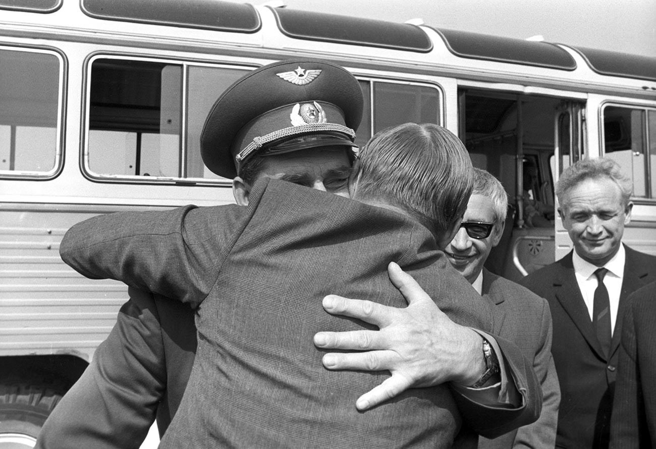 Kosmonaut Soviet Georgy Beregovoy mengucapkan selamat tinggal kepada Neil Armstrong di Bandara Sheremetyevo, Moskow.