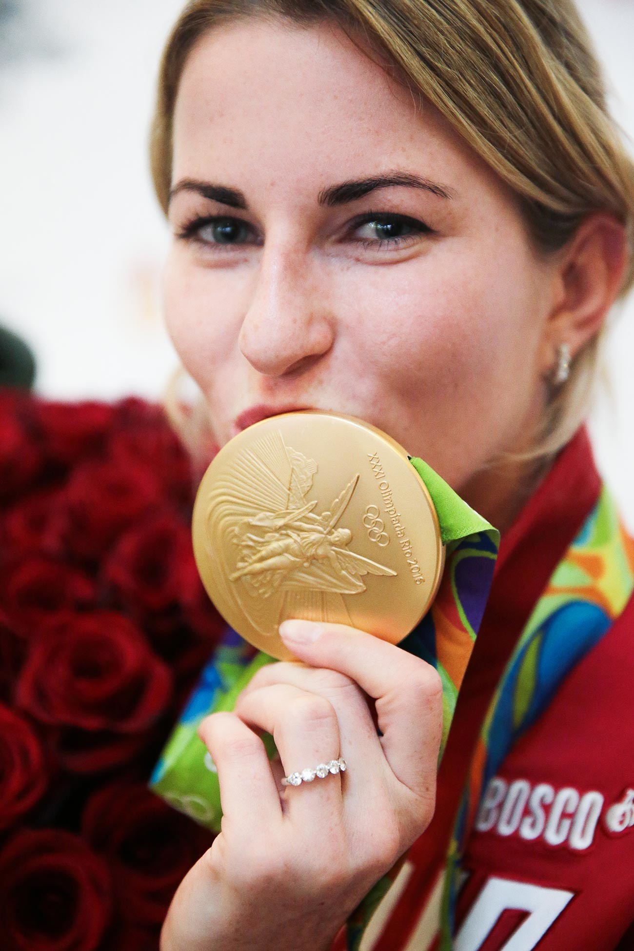 Juara Olimpiade Inna Deriglazova di Bandara Sheremetyevo, Moskow.