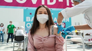 Apple watch, станови или јајца – што сè може да се добие за вакцинација во Русија?