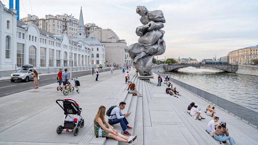 Скульптура «Большая глина №4» напротив будущего дома культуры «ГЭС-2»