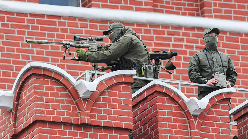 Atiradores de elite diante do muro do Kremlin de Moscou.