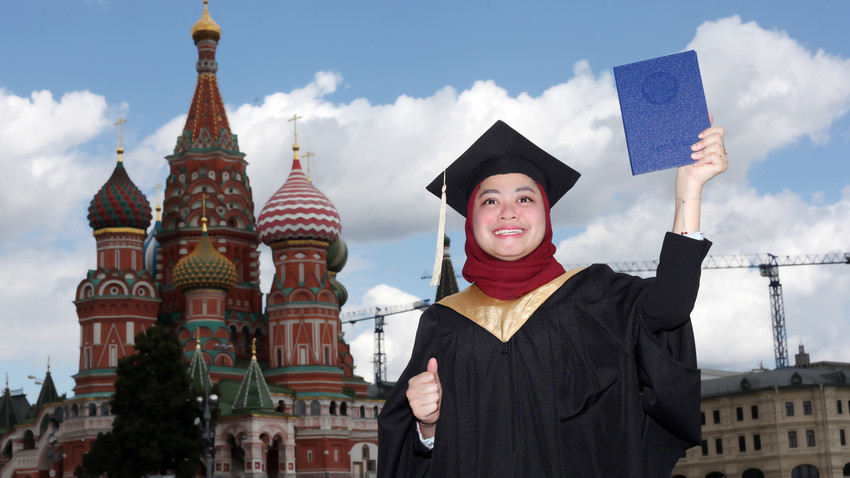 Dwi Septi Rianis, mahasiswi Indonesia, lulusan S-2 Universitas Plekhanov, Moskow, pada 2020.