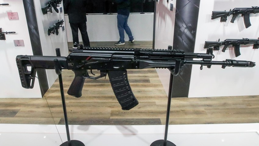 Аутомат АК-12 за специјалне јединице на штанду Концерна „Калашњиков“ на изложби Међународног војнотехничког форума „Армија-2021“ у парку „Патриот“.