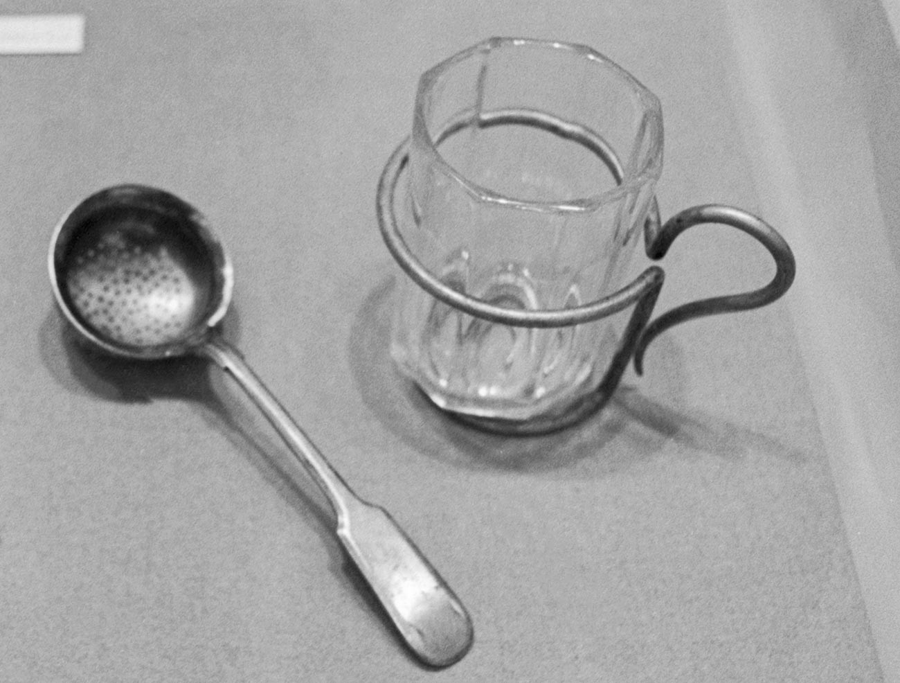 Satu sendok teh untuk menyeduh teh dan wadah gelas minimalis yang digunakan Vladimir Lenin.
