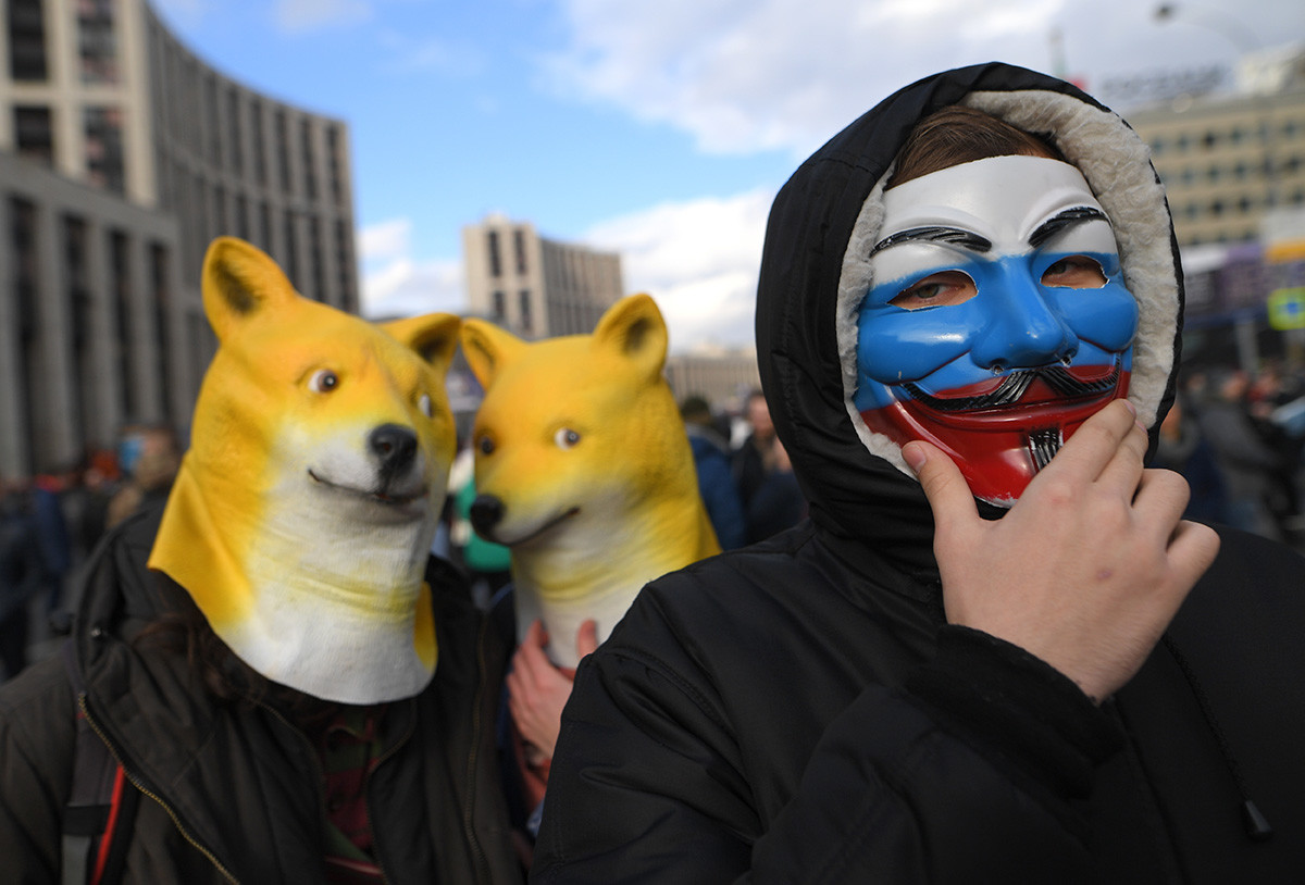 Udeleženci shoda proti državni regulaciji interneta. Državna duma je 12. februarja po prvem branju sprejela novelo zakona o paketu organizacijskih, administrativnih in tehničnih mer za zaščito in odpornost spletne mreže v Rusiji.