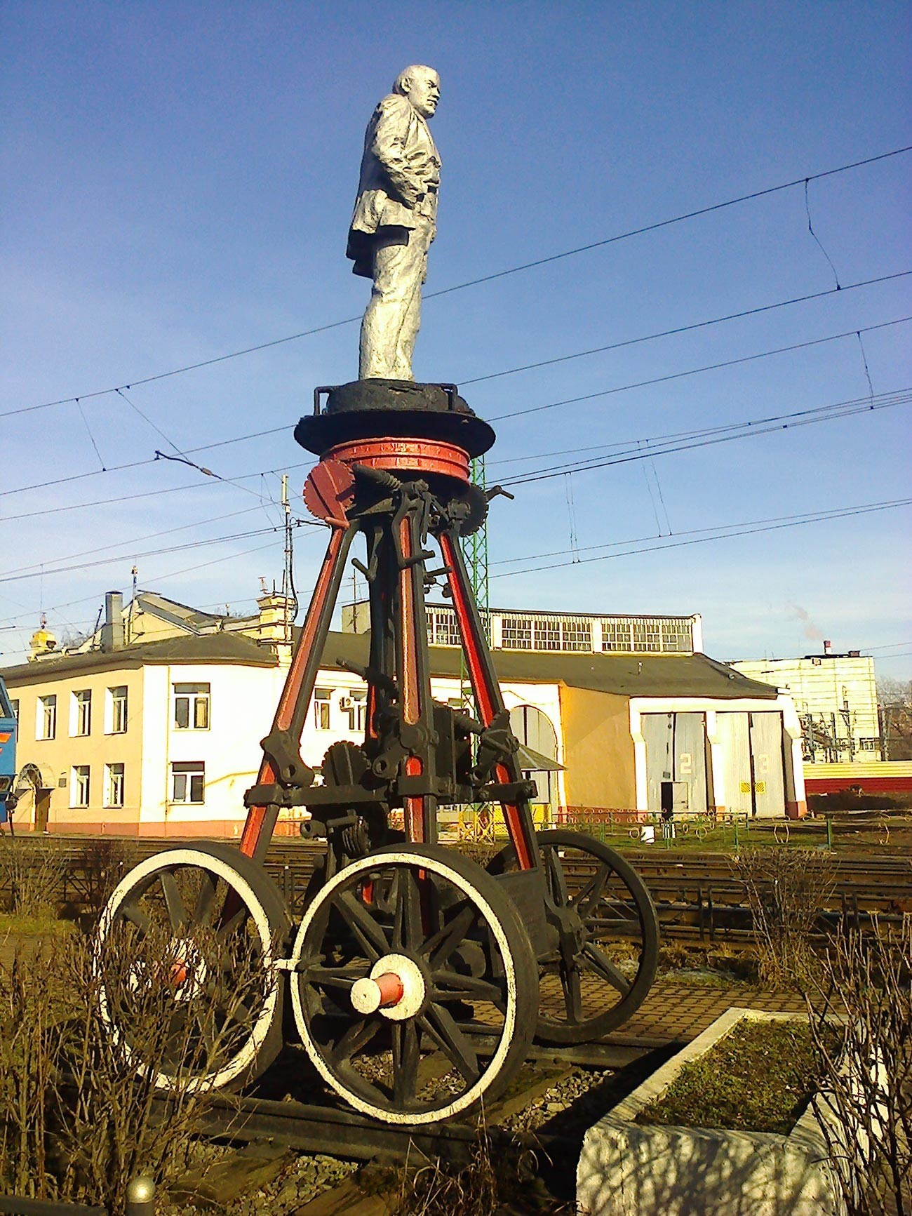 Споменик на Ленин во депото на Октомвриската железничка станица.  