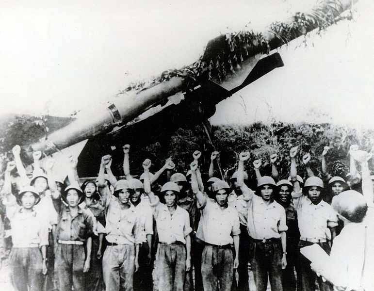 Operadores norte-vietnamitas diante de um lançador S-75
