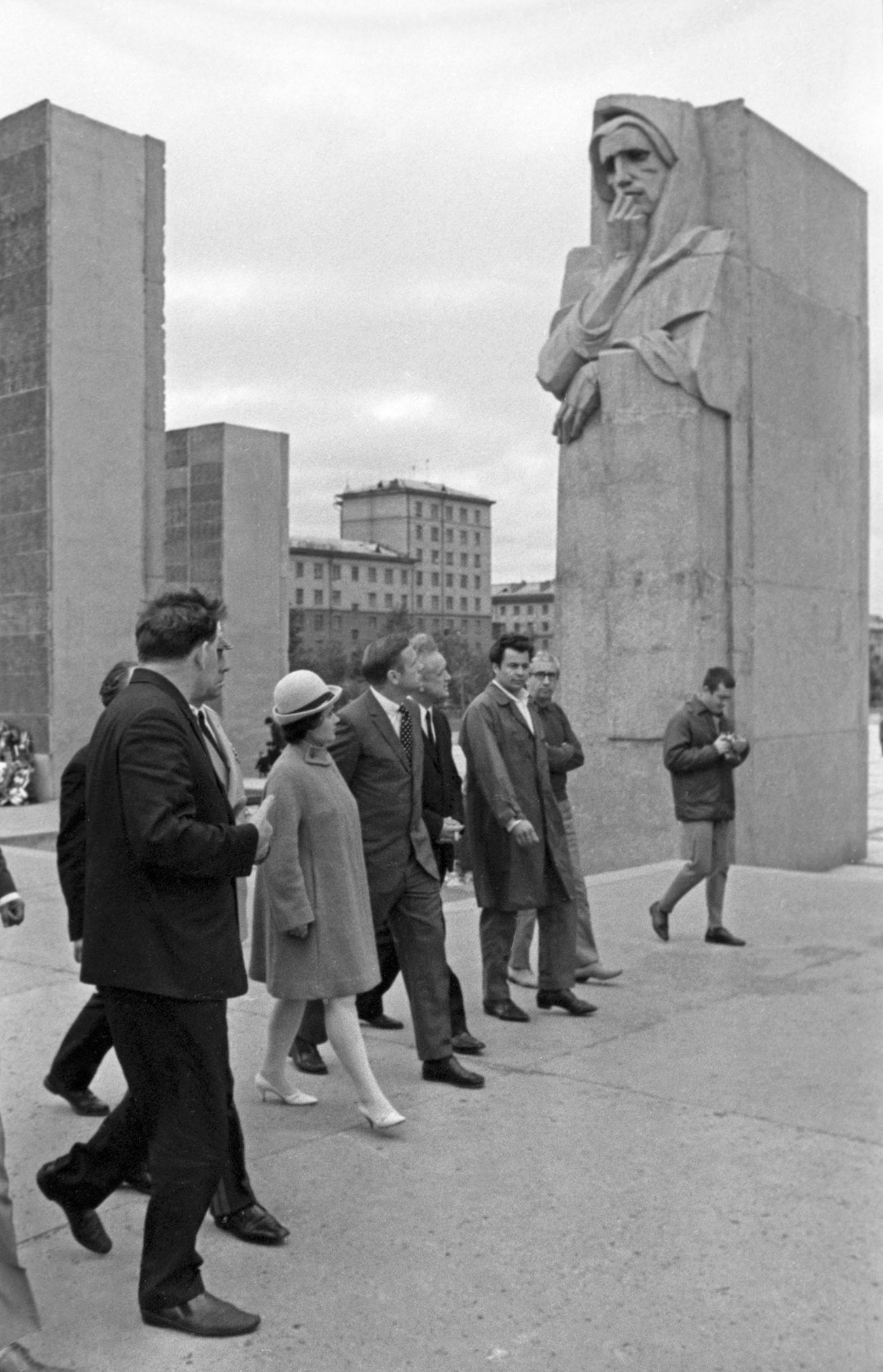 Armstrong visita il complesso commemorativo Monumento alla Gloria a Novosibirsk