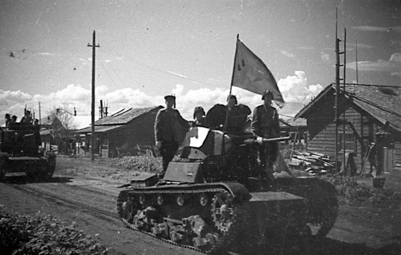 Kolona tankov T-26 vstopa v naselje na Južnem Sahalinu, avgust 1945
