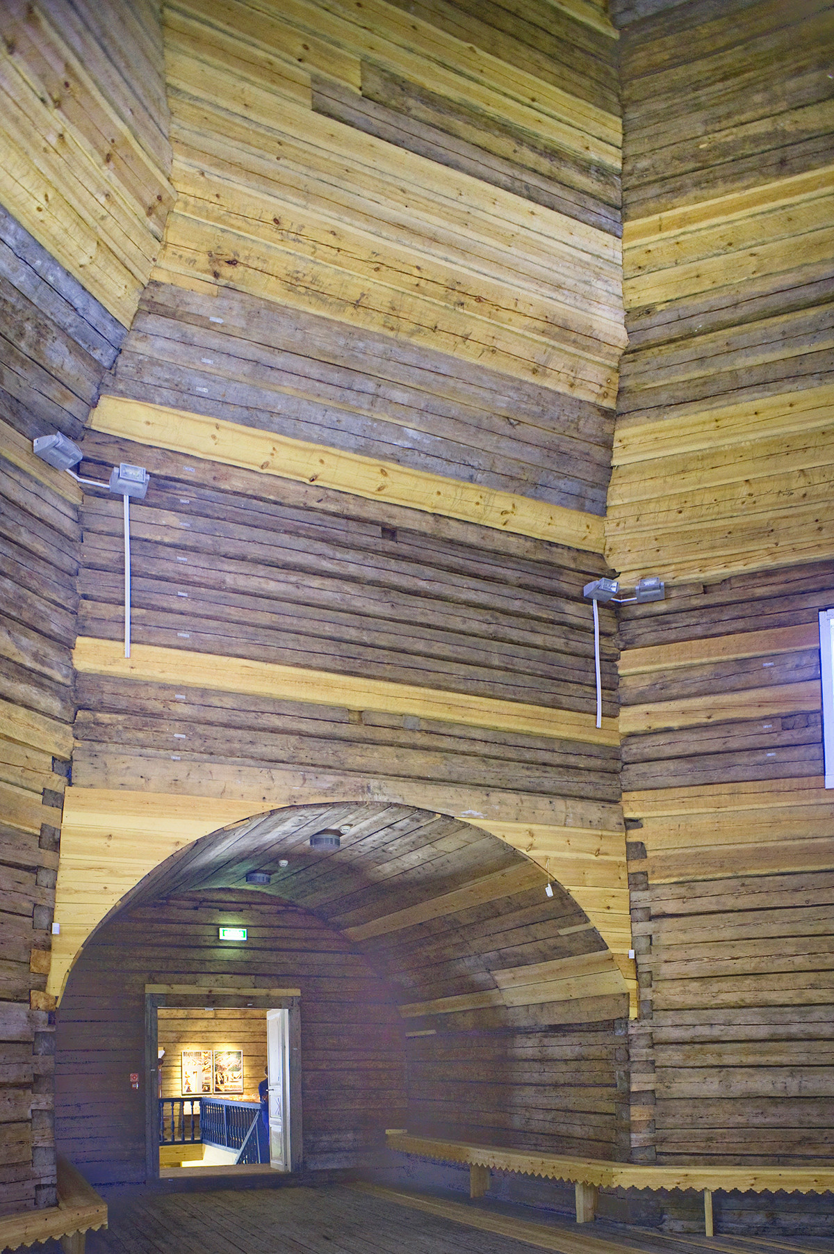 Église du prophète Élie. Intérieur, mur ouest, vue vers le vestibule. Rondins de bois originaux (les plus sombres) insérés dans le processus de restauration