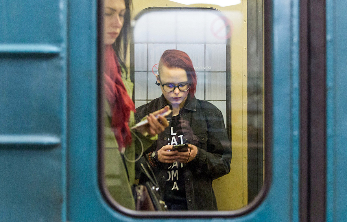 モスクワ地下鉄でフリー・Wi-Fiを使っている人