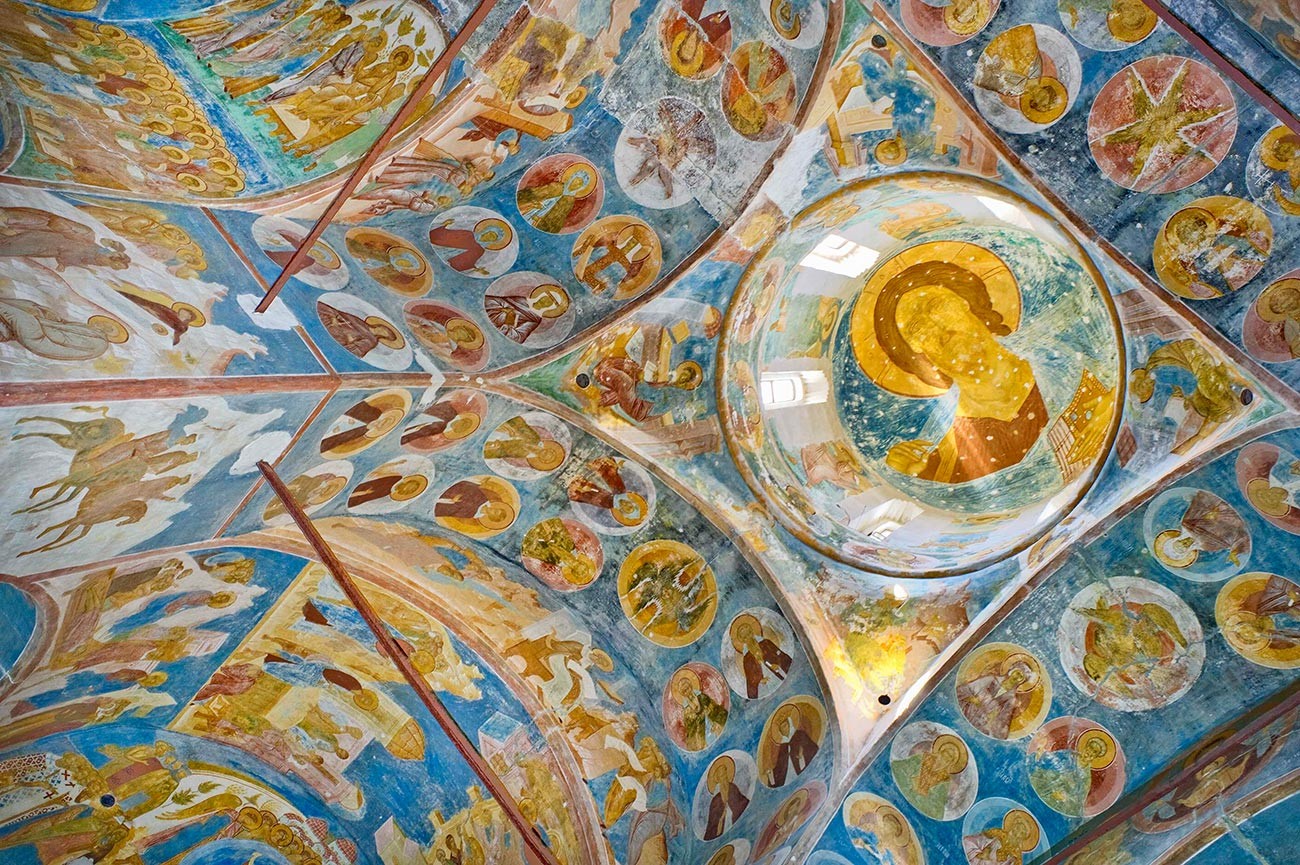Cathedral of Nativity, general view of frescoes. Dome with image of Christ Pantokrator. Left: northwest pier. Medallions depict monastics, eremites, martyrs, saints. June 1, 2014