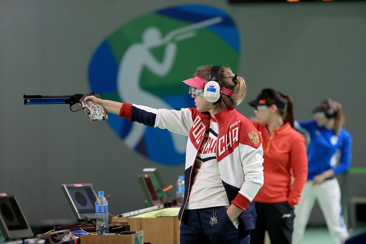 Vitalina Batsarashkina, da Rússia, competindo na prova de tiro esportivo feminino, categoria pistola de ar de 10 metros, nos Jogos Olímpicos do Rio, em 2016