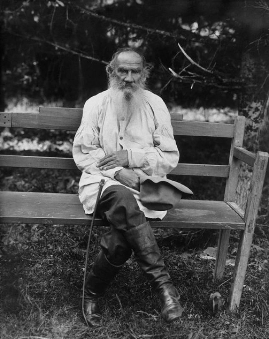 Leo Tolstoy mengenakan kemejanya yang terkenal di Yasnaya Polyana, 1903.