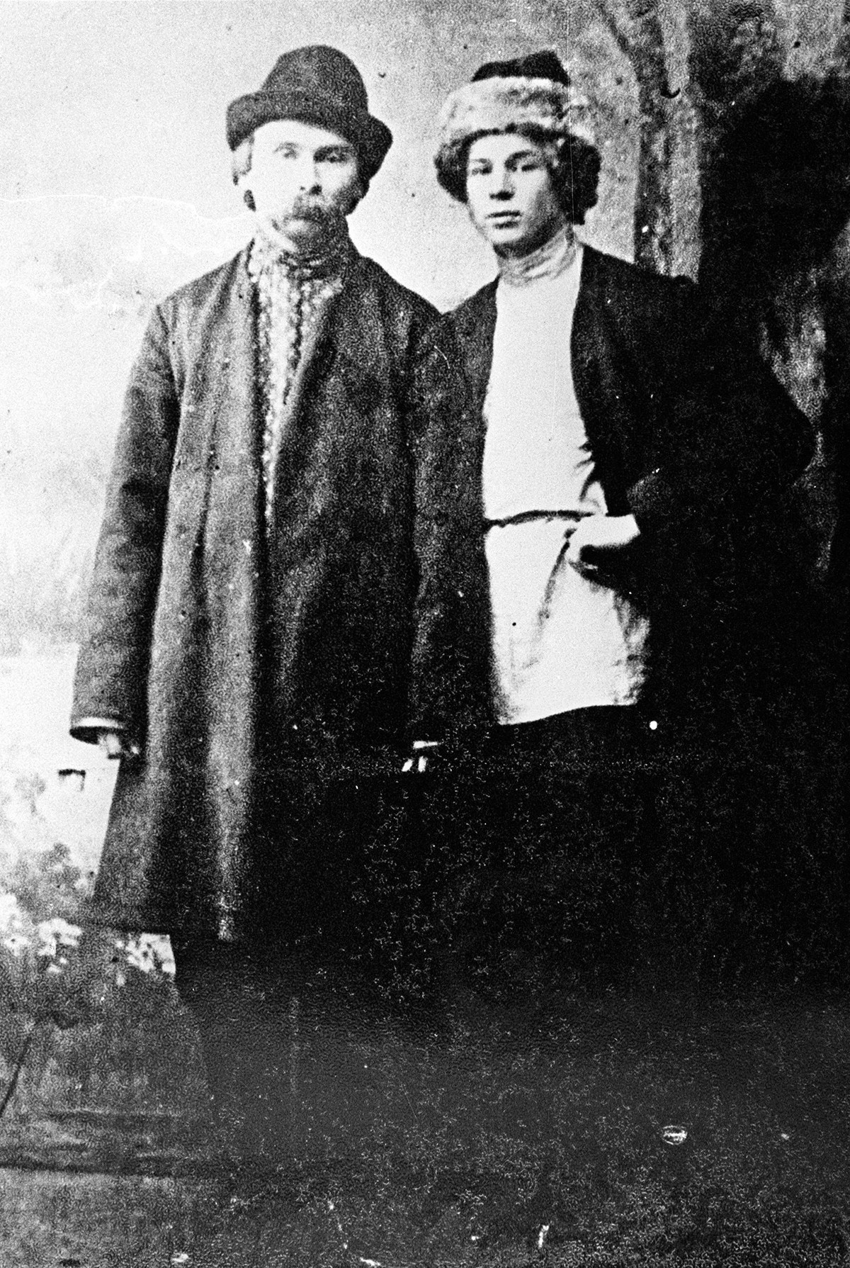 'Petani penyair' Nikolai Klyuev dan Sergei Yesenin (kanan) di Petrograd (sekarang Sankt Peterburg), 1915.