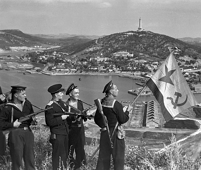 Infantes de marina rusos de la Flota del Pacífico izan la bandera en Port-Artur. Foto realizada el 1 de octubre de 1945.