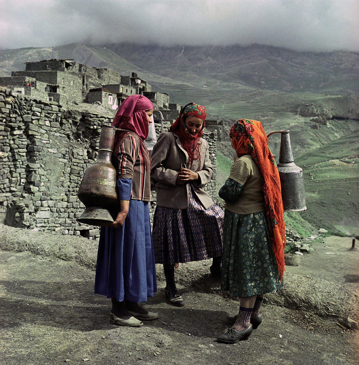 Perempuan Azeri di desa pergunungan.