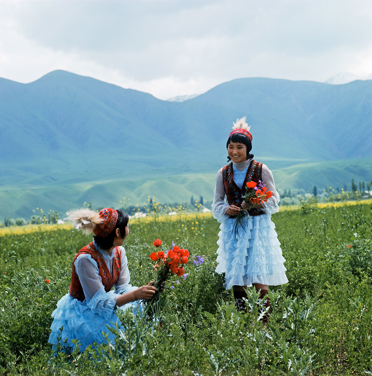 Perempuan Kyrgyzstan mengenakan pakaian tradisional.