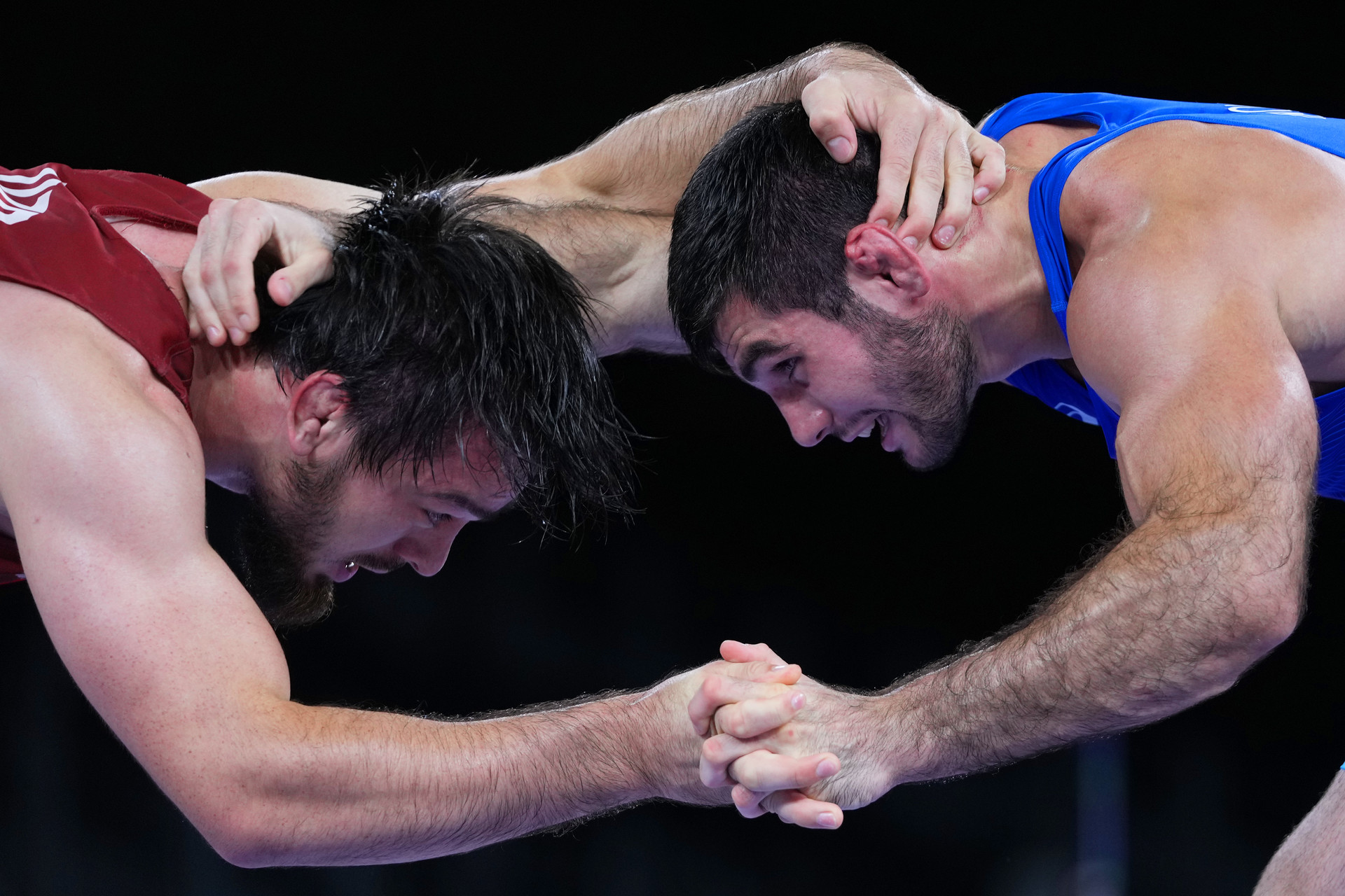 Artur Naifonov (kanan) bertarung dengan Javrail Shapiev dari Uzbekistan selama pertandingan perebutan medali perunggu dalam cabang olahraga gulat gaya bebas 86 kilogram putra di Olimpiade Tokyo 2020, 5 Agustus 2021.