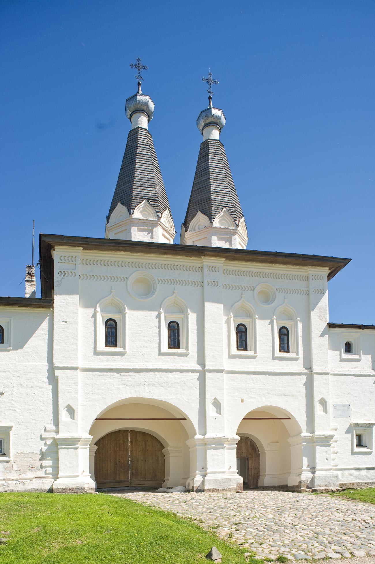 Ferapontov samostan. Sveta vrata s cerkvami Gospodovega razglašenja in sv. Feraponta. Pogled na zahod. 1. junij 2014
