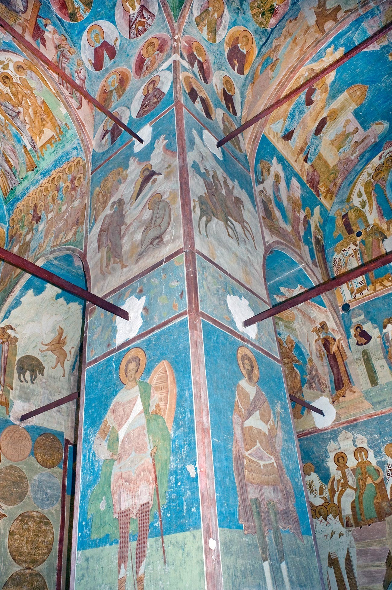 Katedrala rojstva Device Marije. Severozahodni slop s freskami sv. Dimitrija (levo) in sv. Teodorja. Zgornja raven: Trije modri sledijo zvezdi. 1. junij 2014
