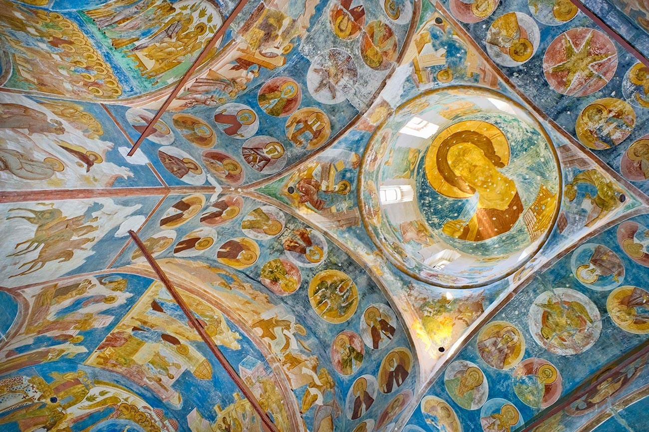 Katedrala rojstva Device Marije, pogled na freske. Kupola s podobo Kristusa Pantokratorja. Levo: severozahodni slop. Medaljoni prikazujejo redovnike, eremite, mučenike, svetnike. 1. junij 2014

