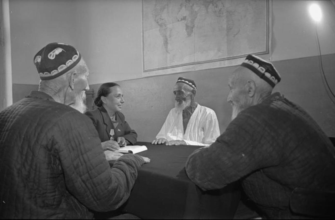 Una concejala recibe a votantes en la RSS de Uzbekistán; década de 1950.